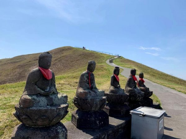 沿着山上步道漫步，途中还有5座地藏佛像，同样年代悠久。