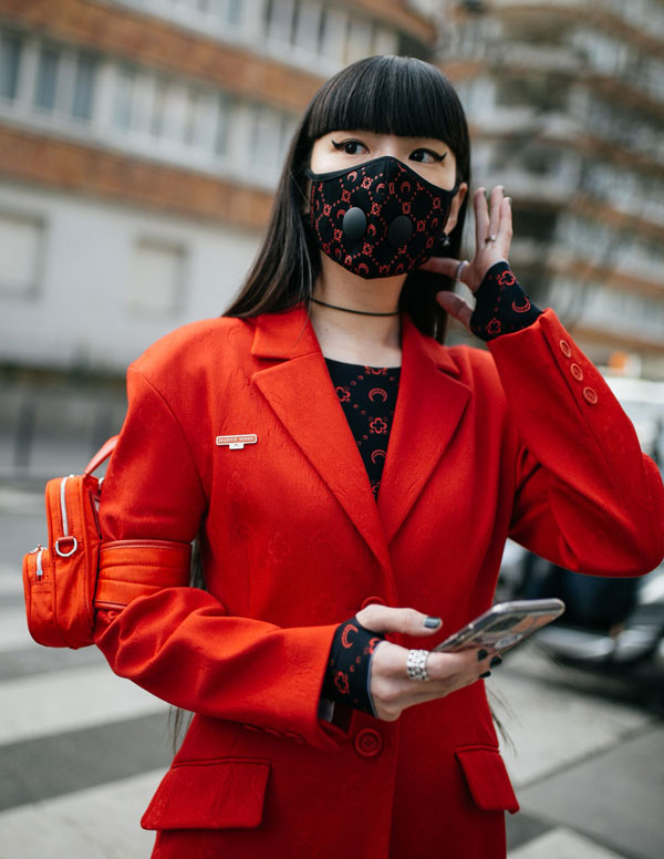 巴黎街头的女性戴上有立体茶花、牡丹花不同印花图案的口罩，突显她们的时尚品味。