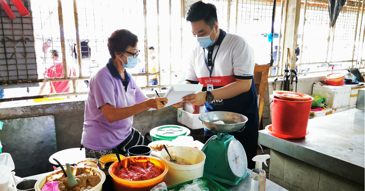 丰隆银行“无现金支付更方便”运动走入槟州菜市场，鼓励商贩使用无现金和免触式交易。