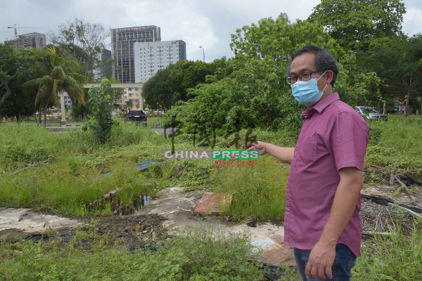 原本作为跨河桥梁的地基也开始积水，成为蚊虫滋长温床。