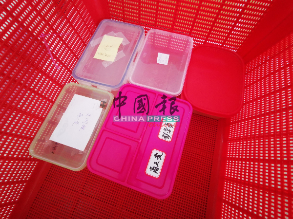 学生透过订餐系统订餐，并在自带的容器贴上名字。