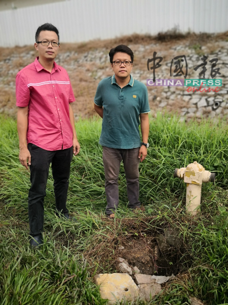 罗舜生（左）和李春源展示其中一个零件失窃的消防栓。