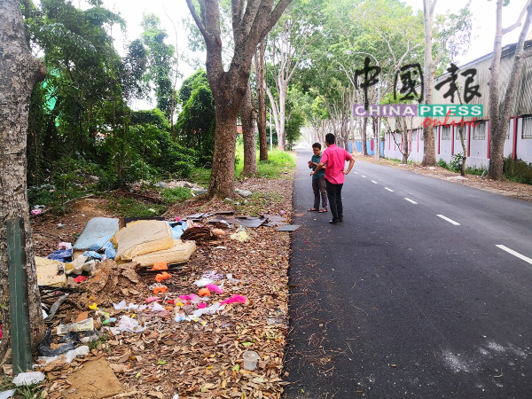 武吉南眉工业区多个地方沦为小型垃圾场，处处可见垃圾堆积，影响市容。