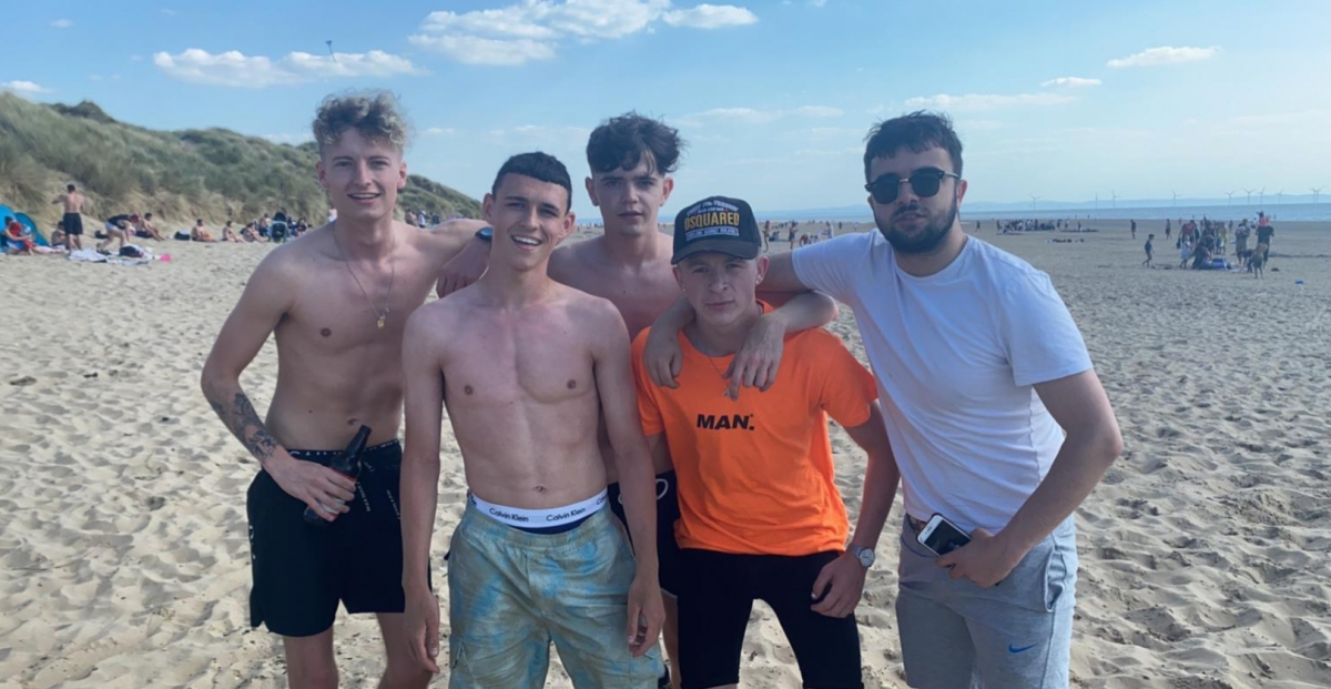 曼市小将福登（左2）与朋友到沙滩玩乐踢球，显然违反了英国的防疫规定。