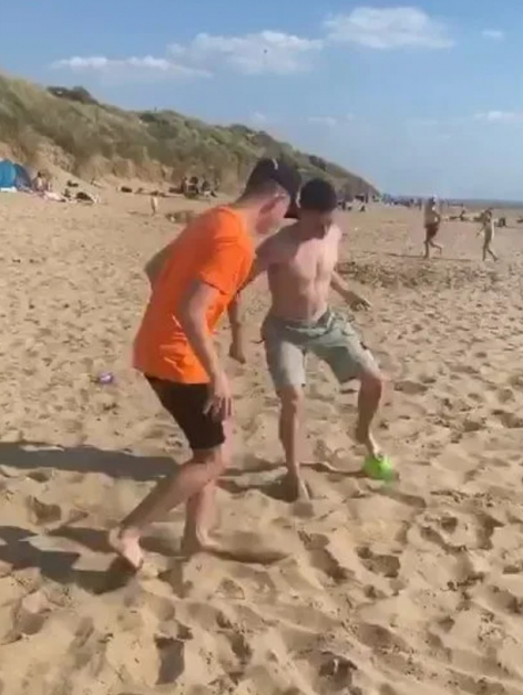 福登（右）不顾社交距离规定，与朋友踢沙滩足球。