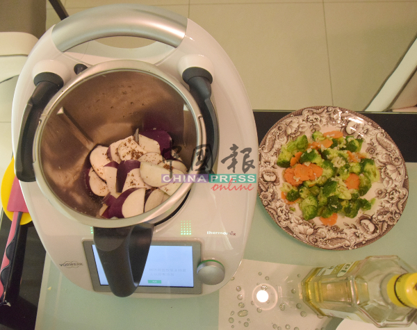 把蔬菜放入“万能机”内，让它负责烹煮工作。