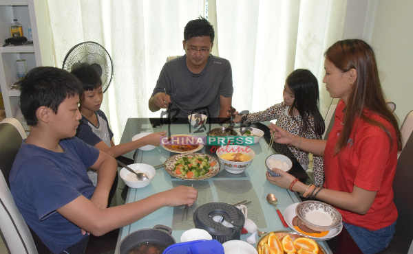 三菜一汤上桌后，一家五口开动咯！右起是李秀萍、谢筱萱、谢守钦、谢骏峰及谢宸宥。