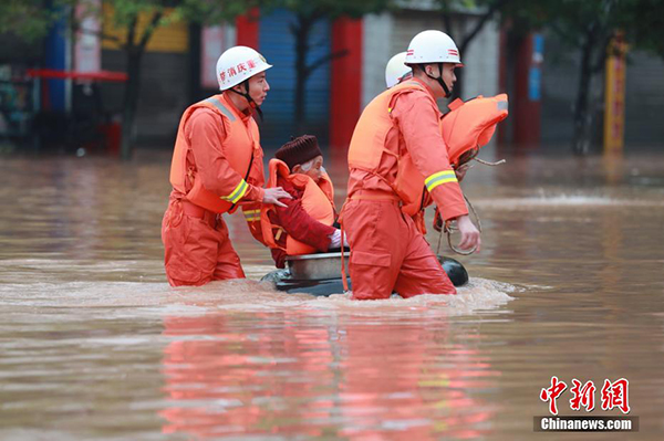 6月28日，重庆涪陵区龙潭镇龙潭河河水急剧上涨，龙潭河沿线及场镇大面积被淹，消防救援人员紧急转移被困民众。