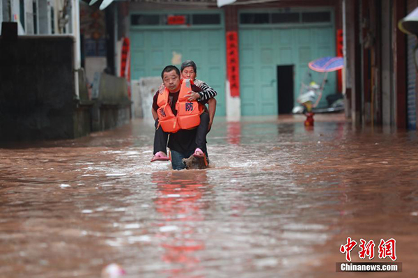 6月28日，重庆涪陵区龙潭镇龙潭河河水急剧上涨，龙潭河沿线及场镇大面积被淹，消防救援人员紧急转移被困民众。