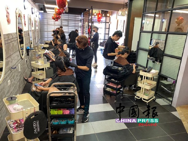 一旦理发店复工，店内将会限制顾客人数，也会做好一切的防疫工作。