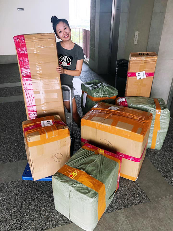 女友收到7箱网购送来的货物，脸上写满幸福喜悦。