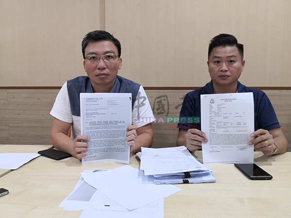 洪敦集（左）陪同何文祥召开记者会，提醒民众要注意信用卡交易记录。