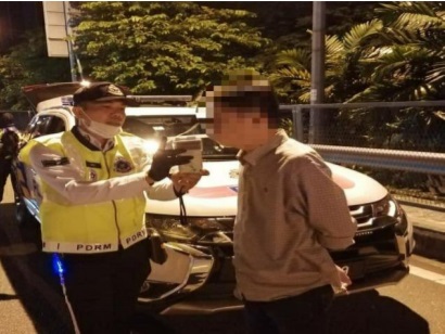 八打灵再也警方周一（1日）晚上在灵市多个“热点”设置路障，逮捕4名酒后醉驾的男子。