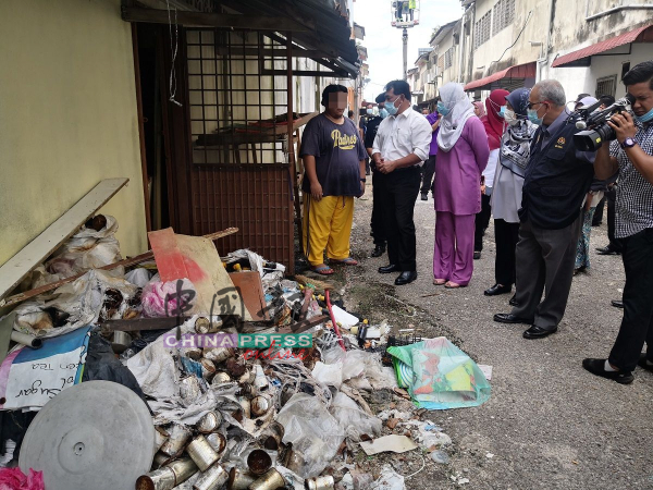 拉末马里曼（前右4）劝告一名业主将后巷的垃圾清理乾净，以免接获罚单。