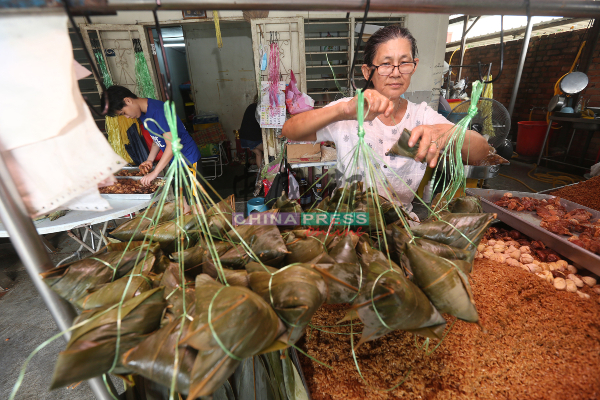 拥有30年制作粽子经验的陈桂莲，虽已上了年纪，仍每日坚持亲手裹粽。