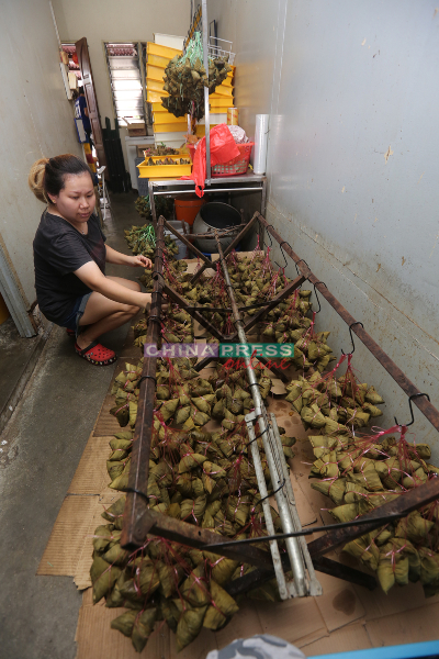 阿桃姐带领着家人每日制作近千粒的粽子供应到市场。