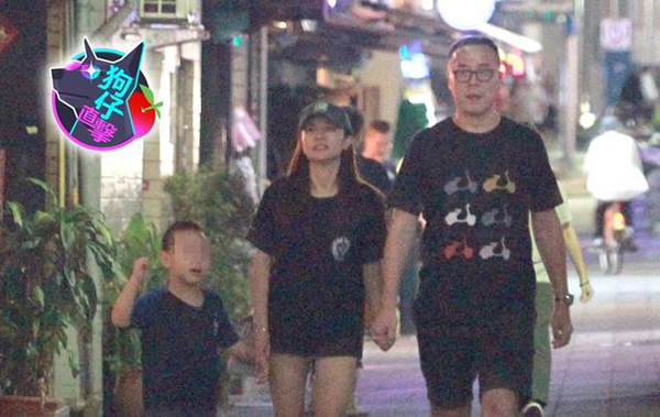 赵元同与林以婕及她的儿牵手逛街。