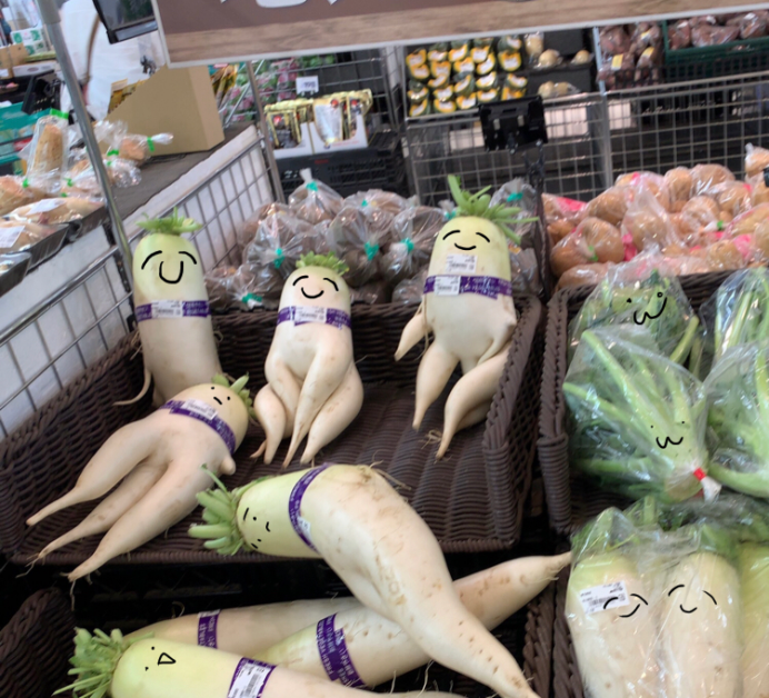 有网民恶搞超市“人形萝卜”的照片，帮它们加上五官及表情。