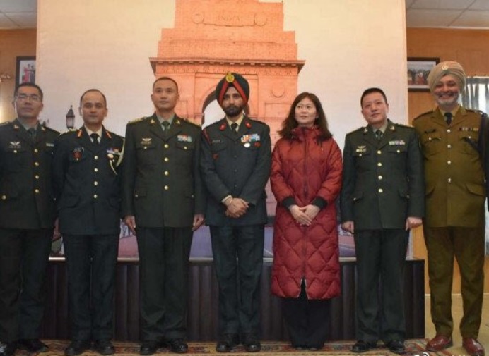 中国南疆军区司令柳林少将（左3）与印度第14军司令哈林德·辛格（右4）等人，22日在摩尔多举行边境会谈。