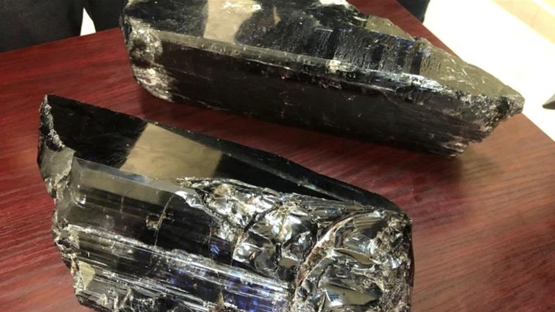 2块坦桑石，共价值340万美元。（坦桑尼亚矿业部）