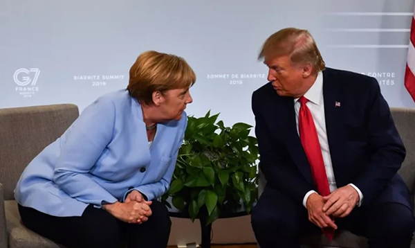 美国总统特朗普（右）与德国总理默克尔（左）去年在法国Ｇ7峰会上会晤。（法新社）