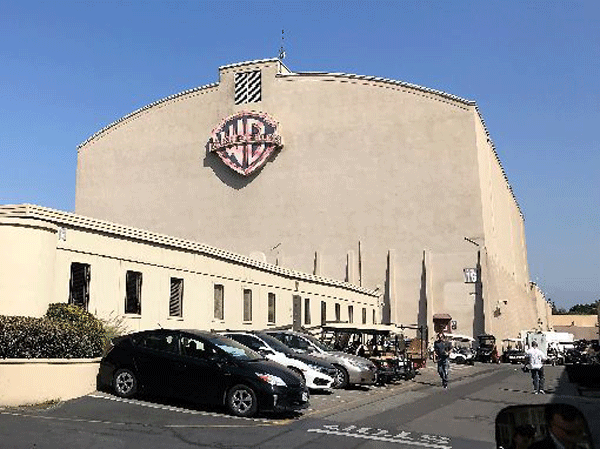 疫情冲击好莱坞，至少停摆近3个月，图为华纳兄弟片厂。