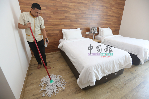 酒店在住客入住前及退房后，都会抹地板清理，以保持卫生。