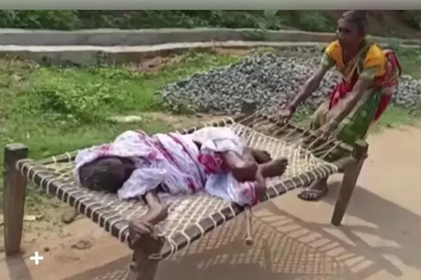 妇人拖拉着病母躺着的床到银行提款。