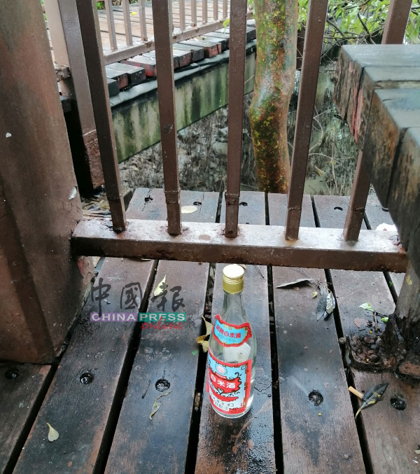 亭子留下酒瓶，相信有人在沿河的亭子喝酒。