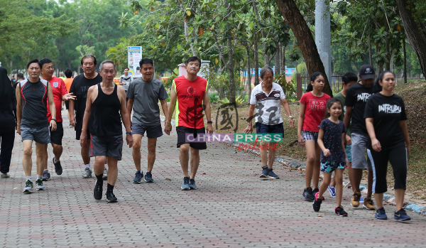 武吉士灵烈公园开放后，不少市民前来运动健身。
