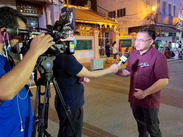 颜天禄（右）接受中国媒体的摄录采访。