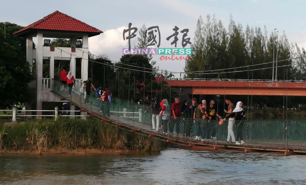 不少民众使用吊桥欣赏河景。 