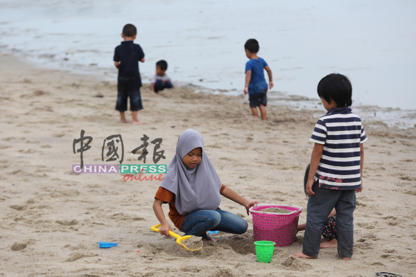 现场也有不少孩童到来海滩，却鲜少有佩戴口罩。