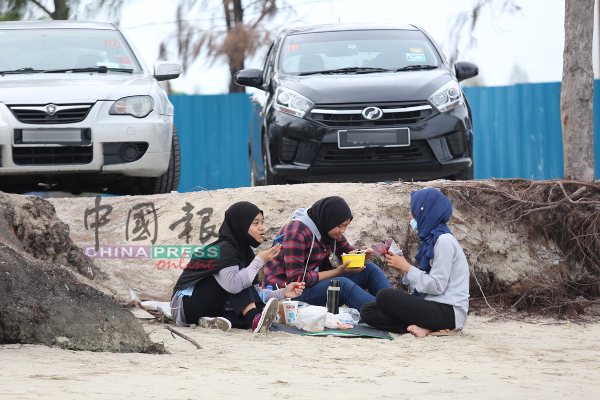 民众带草席与食物到吉里望海滩野餐，感受大自然的气息。
