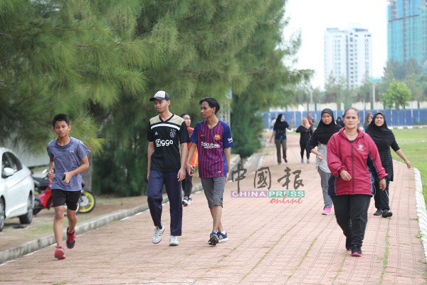 各族民众到一马广场进行跑步活动。