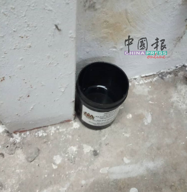 官员会在公寓的楼梯处置放黑色杯子，作为昆虫节育技术的研究用途。