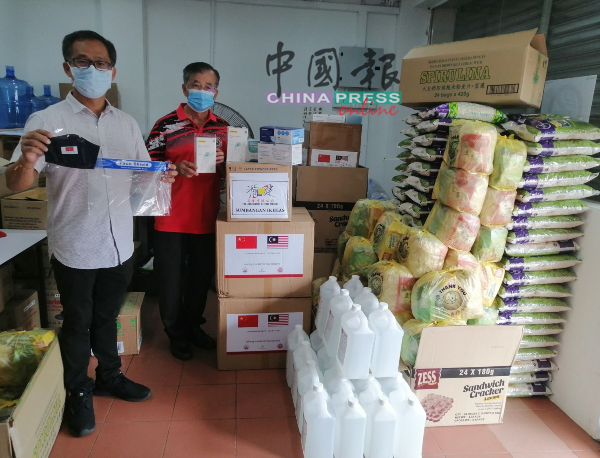刘志良（左起）：继续派发物资及防疫用品的活动，右为其助理陈劲源。