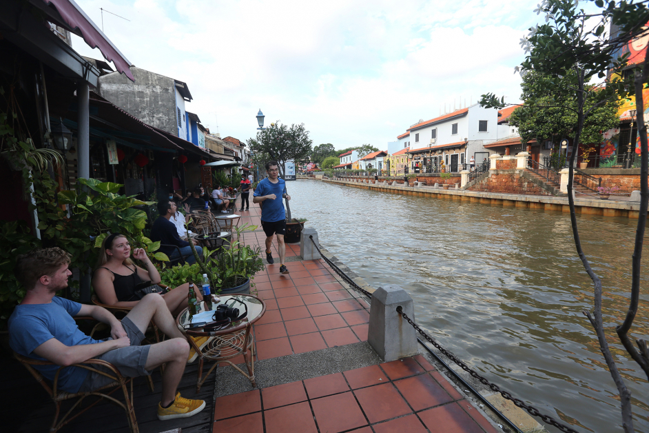 虽然河水不再漂亮干净，惟不阻游客到来，并坐在沿河餐厅欣赏美景。