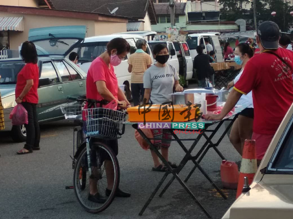 早市重开首日，民众及小贩大多都自觉性地遵守社交距离。