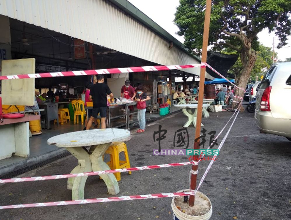 武吉峇汝早市仍未重开，许多小贩旧在小贩中心内营业。