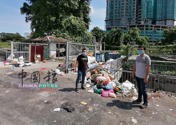 住宅区内设有垃圾槽，不过，垃圾仍弃置在外。