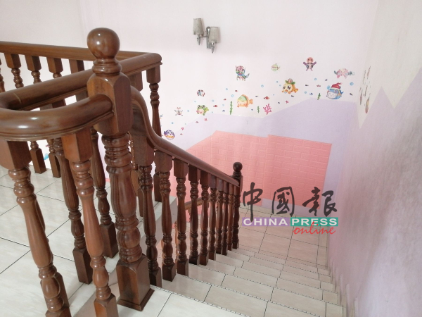 幼儿园在进行每天的打扫及清洁工作时，也会为楼梯扶手消毒杀菌。