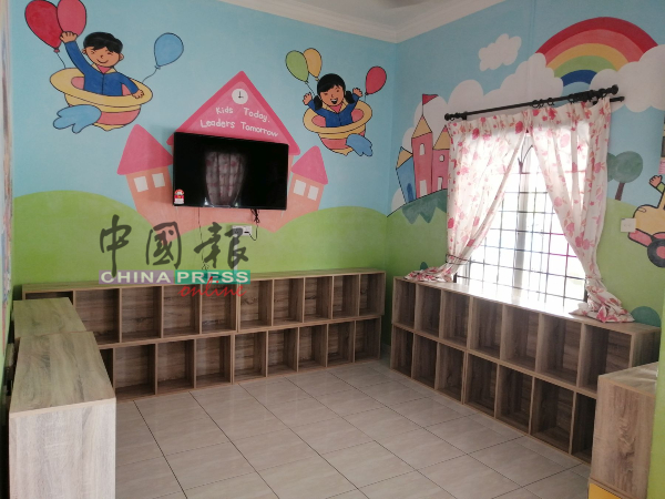 Uni Jaya幼儿园打算把楼下的架子暂时移走，为学生们提供更大的空间。