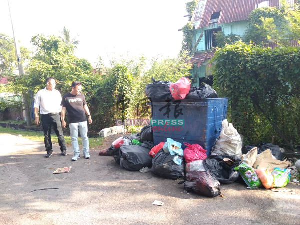 丹绒吉宁重组村路旁的垃圾堆积并散落，引起卫生及臭味的问题。