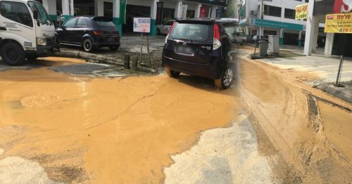 水管工程留手尾  芙新城商店前泥濘處處