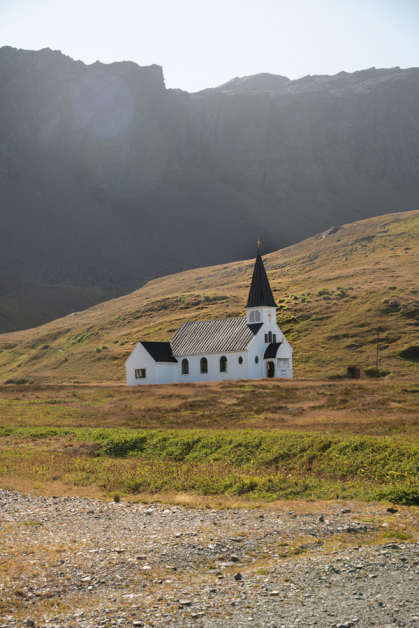与雪山毗邻的木造挪威路德会教堂。