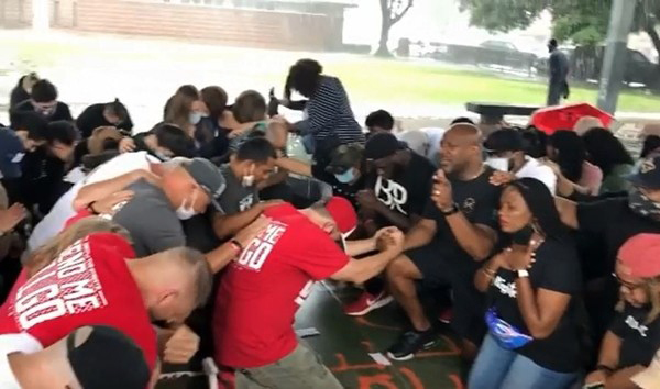 休士顿白人集结向同社区的黑人居民们下跪请求原谅。