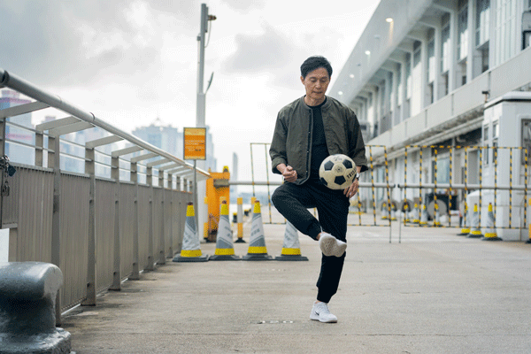 张国强年轻时是甲组球员，位置是右后卫，访问当天一见到足球就技痒表演控球，证明宝刀未老！