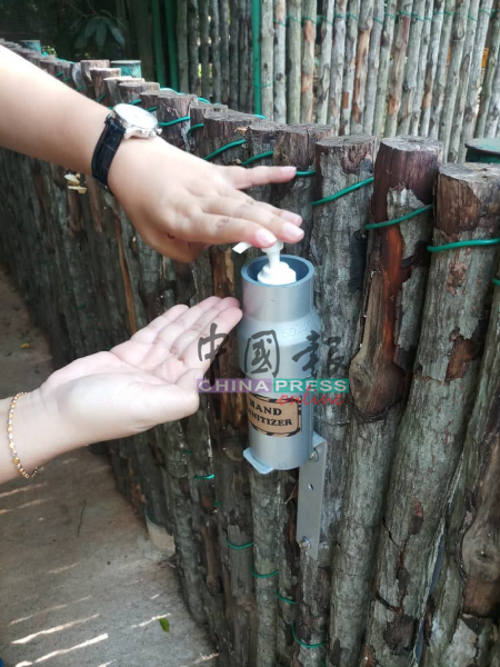 动物栅栏前也置放搓手液，鼓励民众勤洗手。