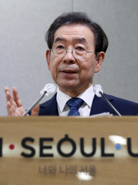 朴元淳周三在首尔市政厅的记者会中发表讲话。（欧新社）